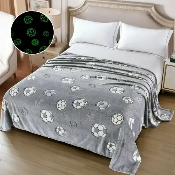 Cumpără acum Pătură Cocolino Fluo 200x230 cm cu mingi de fotbal fosforescente – moale și călduroasă