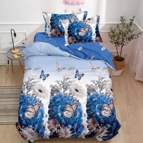 Comandă acum Lenjerie de pat 1 persoană Blue Flowers & Butterflies 4 piese, cu cearceaf cu elastic, Policoton – Johnny Home Pucioasa