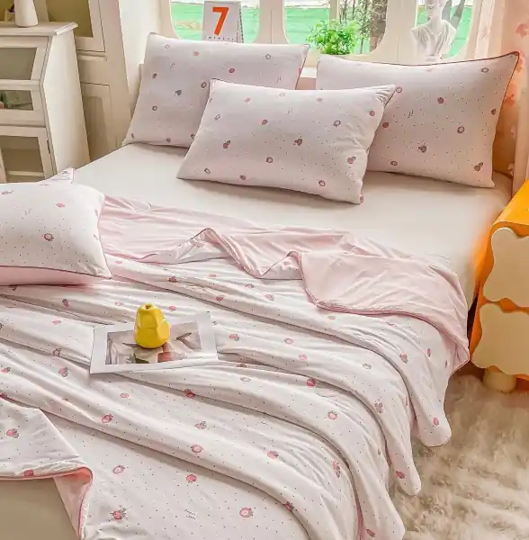 ❄️ Pilotă de Vară Cooling Touch Roz Pudră Căpșuni 200x230 cm + 2 Fețe de Pernă JOJO HOME Premium
