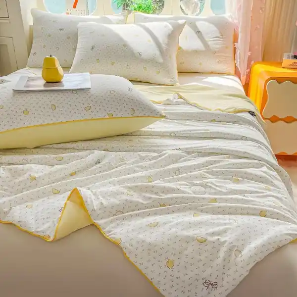 ❄️ Pilotă de Vară Cooling Touch Alb cu Galben Lămâi 200x230 cm + 2 Fețe de Pernă JOJO HOME Ultima șansă